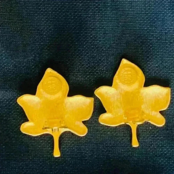 Vintage Givenchy maple leaf clip on earrings - Picture 3 of 4